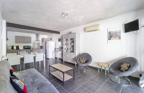 Camaret-sur-Aigues House | Holiday Home 'Petit Gîte De Tante Berthe' with Mountain View, Shared Pool and Wi-Fi