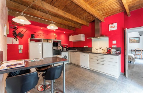 Pont-Saint-Esprit House | Holiday Home 'Mas De La Tontine' with Private Garden and Wi-Fi