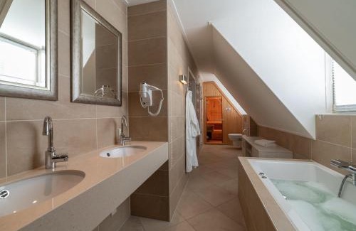 Colijnsplaat House | Holiday Home Ganuenta-1 by Interhome