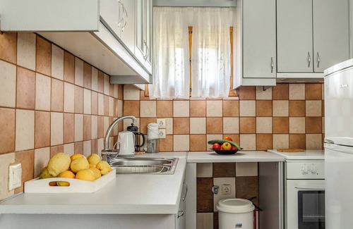 Lygia House | Holiday Home 'Garden House Lefkada' with Shared Terrace, Wi-Fi and Air Conditioning