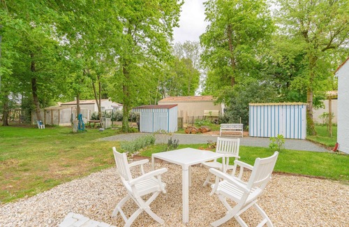 La Tremblade House | Holiday Home 'Gite Mer Et Terre' with Private Terrace, Wi-Fi and Air Conditioning