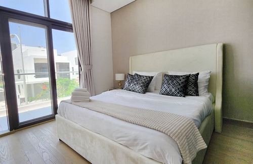 Dubai Villa | Holiday Home Golf Villa Dubai | 4 Bedrooms Ensuite Family Rooms | SHARED KITCHEN