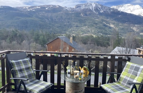 Pra Loup House | Holiday Home 'Grand Chalet Jourdan' with Mountain View, Private Terrace and Wi-Fi