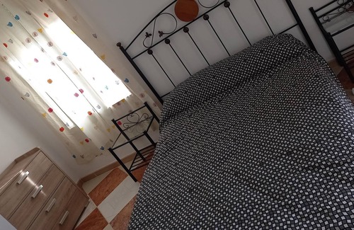 Espiel House | Holiday Home Hacienda Las Quijotas with Lake View, Garden & Pool