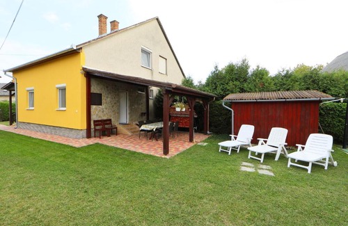 Balatonkeresztur House | Holiday Home Hibiscus by Interhome