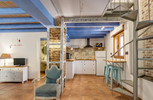 La Zubia House | Holiday Home 'Higuera's Home' with Balcony, Wi-Fi and Air Conditioning