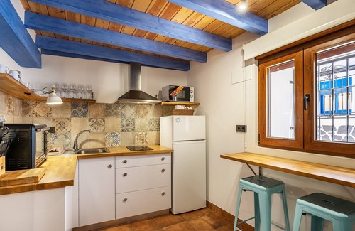 La Zubia House | Holiday Home 'Higuera's Home' with Balcony, Wi-Fi and Air Conditioning