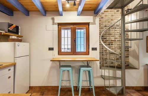 La Zubia House | Holiday Home 'Higuera's Home' with Balcony, Wi-Fi and Air Conditioning