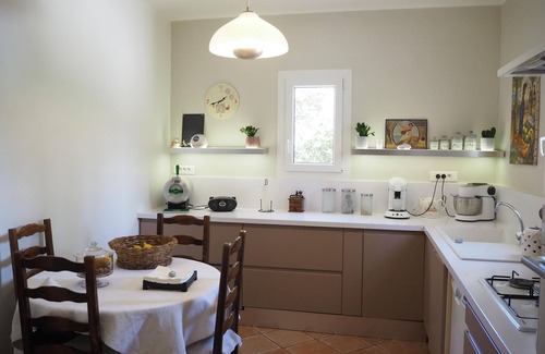 Villes-sur-Auzon House | Holiday Home in Villes-sur-Auzon with Pool