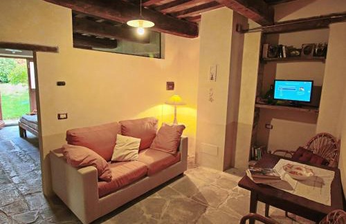 Apecchio House | Holiday Home in Apecchio with Pool & Terrace