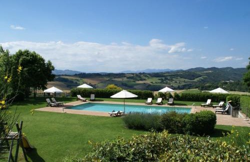 Montone House | Holiday Home in Montone with Pool & Garden