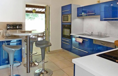 Puymeras House | holiday home in Puyméras with garden