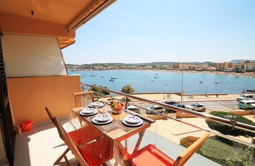 L'Escala Apartment | Holiday Home in Spain near Beach & Amusement Park