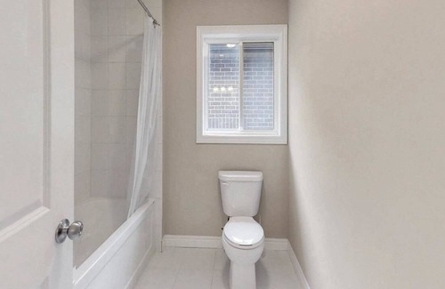 Hamilton House | Holiday home in Stoney Creek / East Hamilton Good for large groups or families