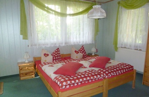 Stutzerbach Apartment | Holiday home in the spruce trees