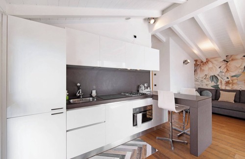 Olcio House | Holiday Home 'Scrigno Sul Lago' with Lake View, Wi-Fi and Air Conditioning