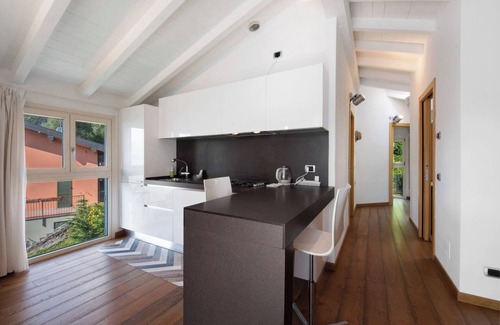 Olcio House | Holiday Home 'Scrigno Sul Lago' with Lake View, Wi-Fi and Air Conditioning