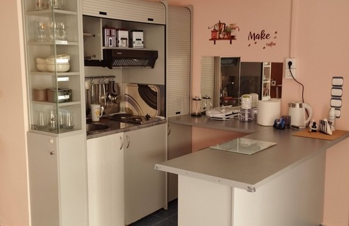 Tingaki House | Holiday Home 'Kos Dream Beachwalk Apartment' with Private Terrace, Balcony and Wi-Fi