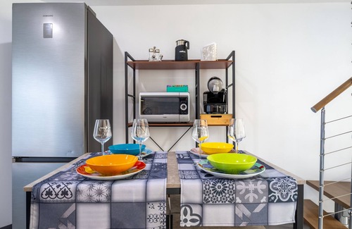 Mesagne House | Holiday Home 'L'Atelier' with Private Garden, Wi-Fi and Air Conditioning