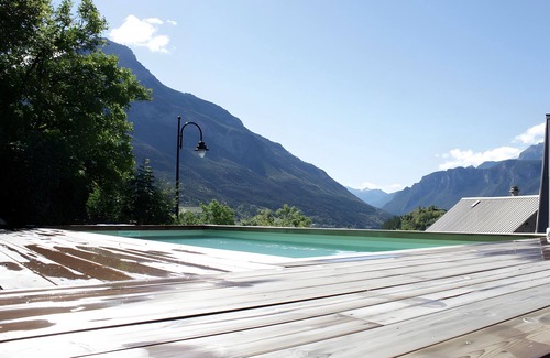 Les Vigneaux House | Holiday Home 'L'Eyssart' with Mountain View, Private Terrace and Wi-Fi