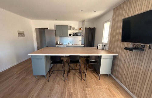 Saint-Hippolyte House | Holiday Home 'L'instant Fleuri' with Private Terrace and Wi-Fi