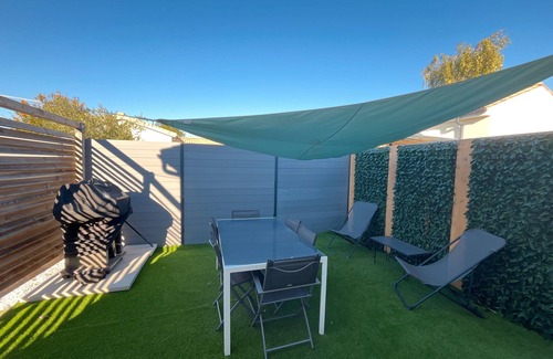 Saint-Hippolyte House | Holiday Home 'L'instant Fleuri' with Private Terrace and Wi-Fi