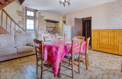 Saint-Genies House | Holiday Home 'L'Hirondelle - Perigord Noir' with Private Terrace and Shared Garden