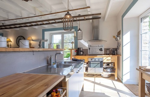 Fouesnant House | Holiday Home 'La Bonne Descente' with Lake View, Private Terrace and Wi-Fi
