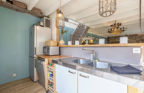 Fouesnant House | Holiday Home 'La Bonne Descente' with Lake View, Private Terrace and Wi-Fi