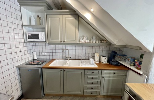 Saint-Cyprien House | Holiday Home 'La Cyprienne' with Private Terrace and Wi-Fi