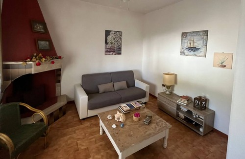 Casalabate House | Holiday Home "La Casa di Charlotte" with Private Garden & Wi-Fi