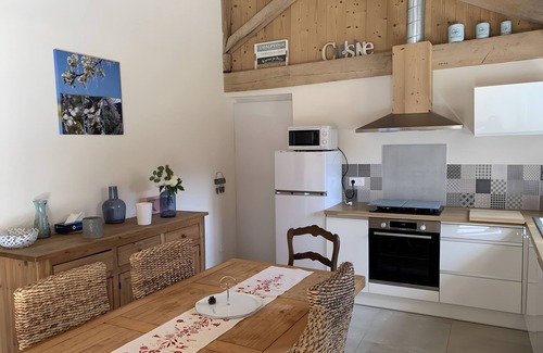 Le Saix House | Holiday Home 'La Grange Des Pépinières' with Mountain View and Wi-Fi