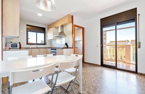 Creixell House | Holiday Home 'La Plana' with Private Pool, Wi-Fi and Air Conditioning
