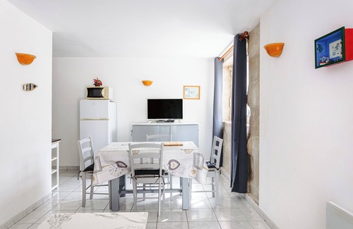 Romegoux House | Holiday Home 'La Rétaise' with Private Terrace and Garden
