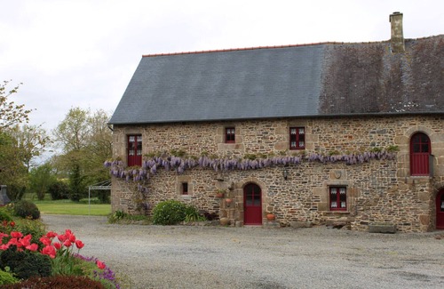 Baguer-Pican House | Holiday Home 'Le Logis d'Aliénor' with Private Garden and Wi-Fi