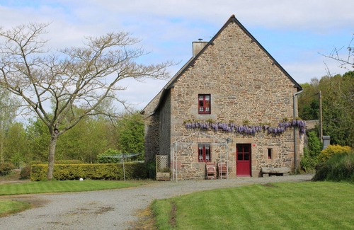 Baguer-Pican House | Holiday Home 'Le Logis d'Aliénor' with Private Garden and Wi-Fi