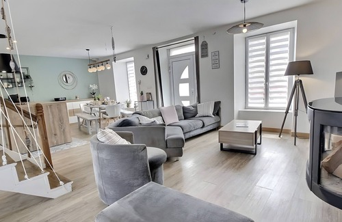 Matignon House | Holiday Home 'Les Hirondelles' with Private Terrace and Wi-Fi