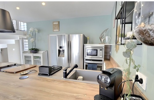 Matignon House | Holiday Home 'Les Hirondelles' with Private Terrace and Wi-Fi