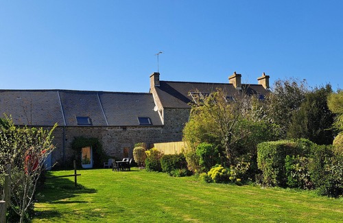 Vicq-sur-Mer House | Holiday Home 'Maison De Caractère Bord De Mer' with Sea View, Private Garden and Wi-Fi