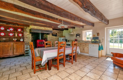 Ferel House | Holiday Home 'Maison Avec Grand Jardin' with Private Terrace, Private Garden and Wi-Fi
