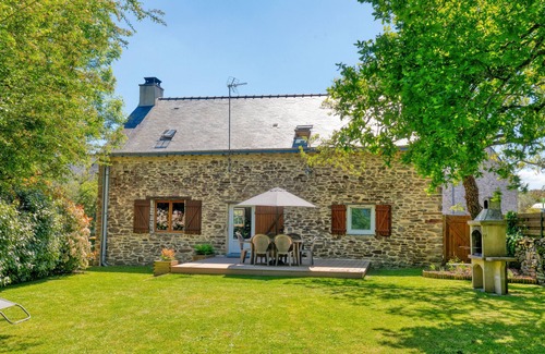 Ferel House | Holiday Home 'Maison Avec Grand Jardin' with Private Terrace, Private Garden and Wi-Fi