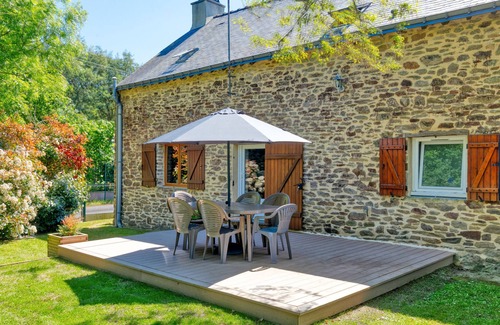 Ferel House | Holiday Home 'Maison Avec Grand Jardin' with Private Terrace, Private Garden and Wi-Fi