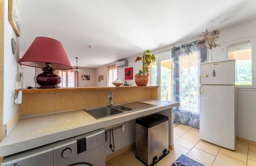 Tarascon House | Holiday Home 'Maison De Vacances Provence' with Private Terrace, Private Garden and Wi-Fi