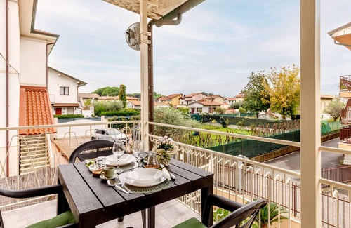 Marina di Massa House | Holiday Home 'Mini Appartamento 1' with Private Terrace, Wi-Fi and Air Conditioning