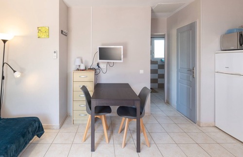 Les Vans House | Holiday Home 'Mûrier' with Mountain View, Wi-Fi and Air Conditioning