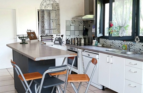 La Teste-de-Buch House | Holiday Home 'Nathou' with Private Terrace, Shared Garden and Wi-Fi
