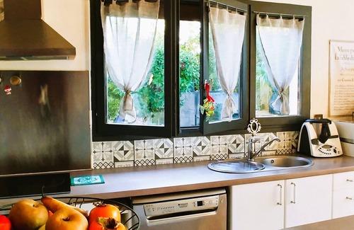 La Teste-de-Buch House | Holiday Home 'Nathou' with Private Terrace, Shared Garden and Wi-Fi