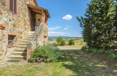 Radicofani House | Holiday Home 'Poggio Muziarelli' with Shared Garden and Wi-Fi