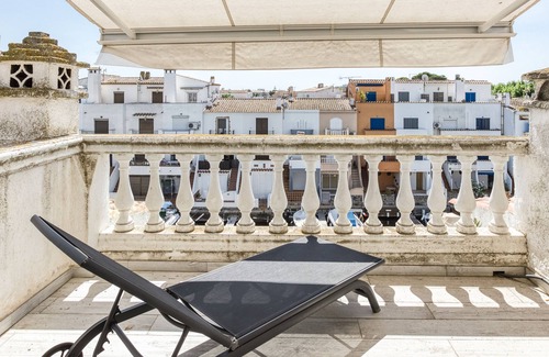 Empuriabrava House | Holiday Home 'Port Empúries' with Sea View, Private Pool and Air Conditioning