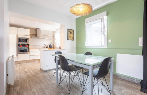 Quimper House | Holiday Home 'Proche De Tout' with Private Terrace, Private Garden and Wi-Fi